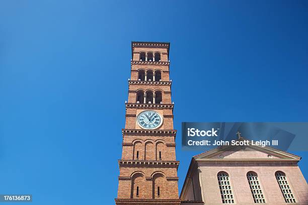 Kirche Und Den Clock Tower Stockfoto und mehr Bilder von Kalifornien - Kalifornien, Bogen - Architektonisches Detail, Gebäudefront