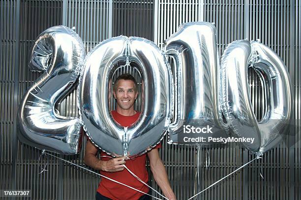 ギィレッドの T シャツは 2010 年バルーン - 1人のストックフォトや画像を多数ご用意 - 1人, 2010年, Tシャツ