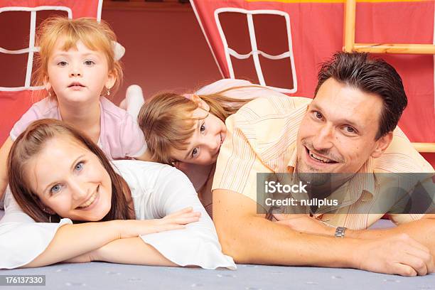 Family Lying En El Piso Foto de stock y más banco de imágenes de Acostado - Acostado, Alegre, Alemania