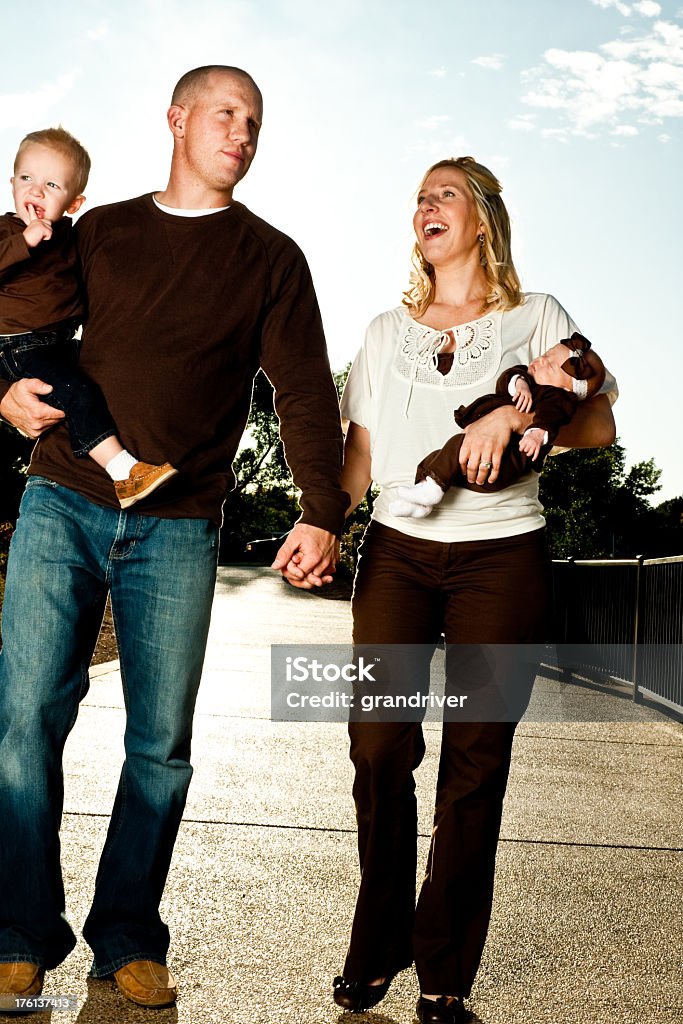 Junge Mutter und Vater mit Baby Mädchen Kleinkind Sohn - Lizenzfrei Baby Stock-Foto