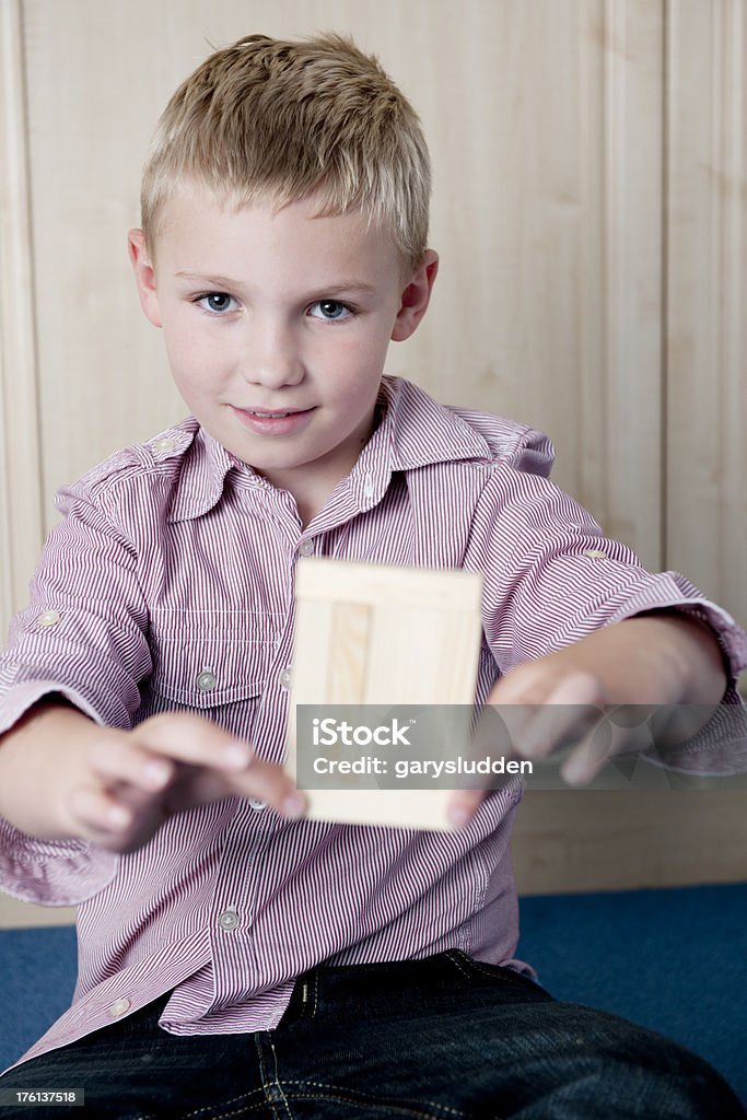 Jungen spielen mit Blöcke in seinem Schlafzimmer - Lizenzfrei 6-7 Jahre Stock-Foto