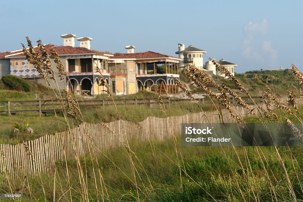 Пляж Дом строительство с Забор & Seaoats - Стоковые фото Архитектура роялти-фри