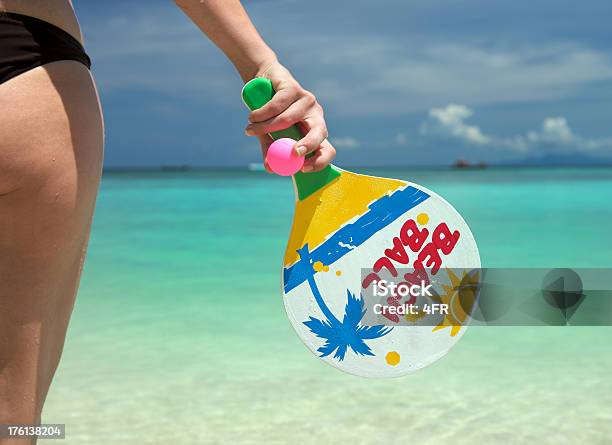 Pelota De Playa Vacaciones De Ocio Foto de stock y más banco de imágenes de Playa - Playa, Raqueta, 20 a 29 años