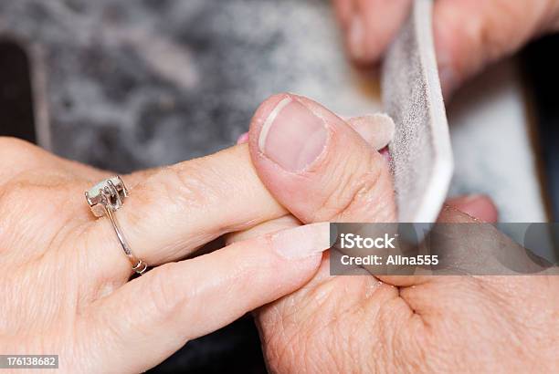 Maniküre Nagelpflege Stockfoto und mehr Bilder von Acrylmalerei - Acrylmalerei, Berufliche Beschäftigung, Daumen