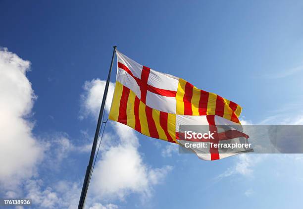 Bandiera Di Barcellona Spagna - Fotografie stock e altre immagini di Ambientazione esterna - Ambientazione esterna, Bandiera, Bandiera della Spagna