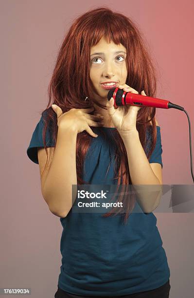 Dziewczyna Imitujące Gwiazda Rocka Xl - zdjęcia stockowe i więcej obrazów 12-13 lat - 12-13 lat, Czerwony, Długie włosy