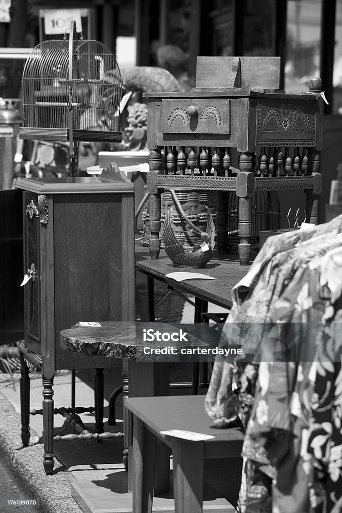 Trottoir noir et blanc vente - Photo de Vide-grenier libre de droits