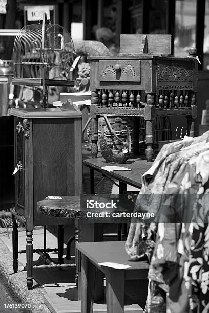 Photo libre de droit de Trottoir Noir Et Blanc Vente banque d'images et plus d'images libres de droit de Vide-grenier - Vide-grenier, Image en noir et blanc, Ameublement