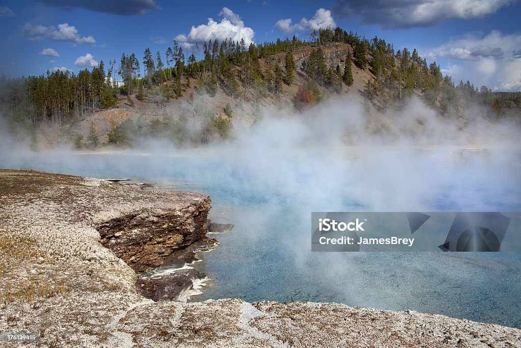 Głęboki niebieski para Hot Spring w Park Narodowy Yellowstone - Zbiór zdjęć royalty-free (Ameryka)