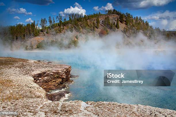 Głęboki Niebieski Para Hot Spring W Park Narodowy Yellowstone - zdjęcia stockowe i więcej obrazów Ameryka