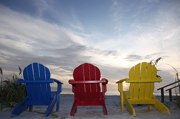 adirondack チェアはビーチの夕日 - outdoor chair adirondack chair beach gulf of mexico ストックフォトと画像