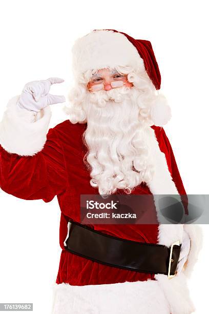 Santa Wskazujące Coś Na Białym Tle - zdjęcia stockowe i więcej obrazów Białe tło - Białe tło, Biały, Boże Narodzenie