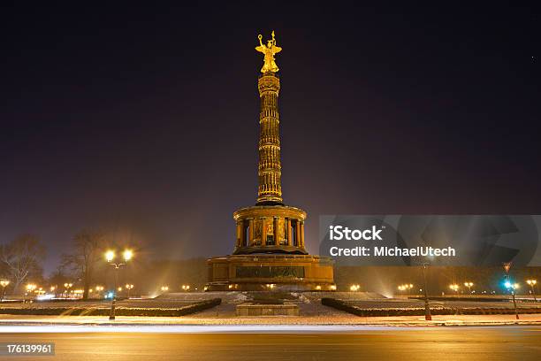 Berlim Coluna Da Vitória À Noite - Fotografias de stock e mais imagens de Praça Grosser Stern - Praça Grosser Stern, Neve, Noite