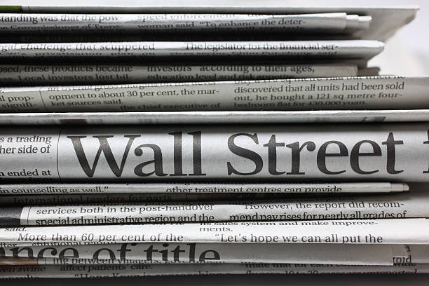 wall street - newspaper headline newspaper wall street finance photos et images de collection