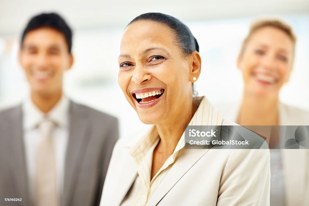 Business-Frau mit Ihren Kollegen auf dem Rücken - Lizenzfrei 20-24 Jahre Stock-Foto