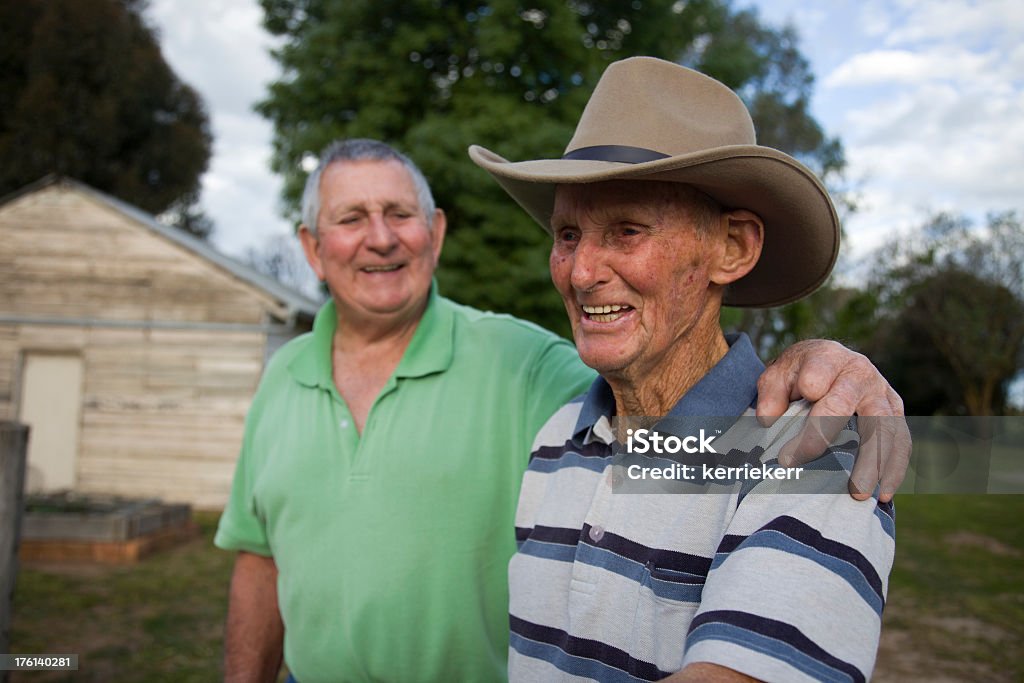 Vieil homme rire avec son jeune frère - Photo de Australie libre de droits