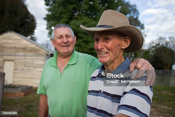 Photo libre de droit de Vieil Homme Rire Avec Son Jeune Frère banque d'images et plus d'images libres de droit de Australie - Australie, Agriculteur, Culture australienne