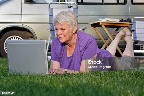 Active Anziana Con Computer Portatile Per Il Campeggio - Fotografie stock e altre immagini di 60-69 anni