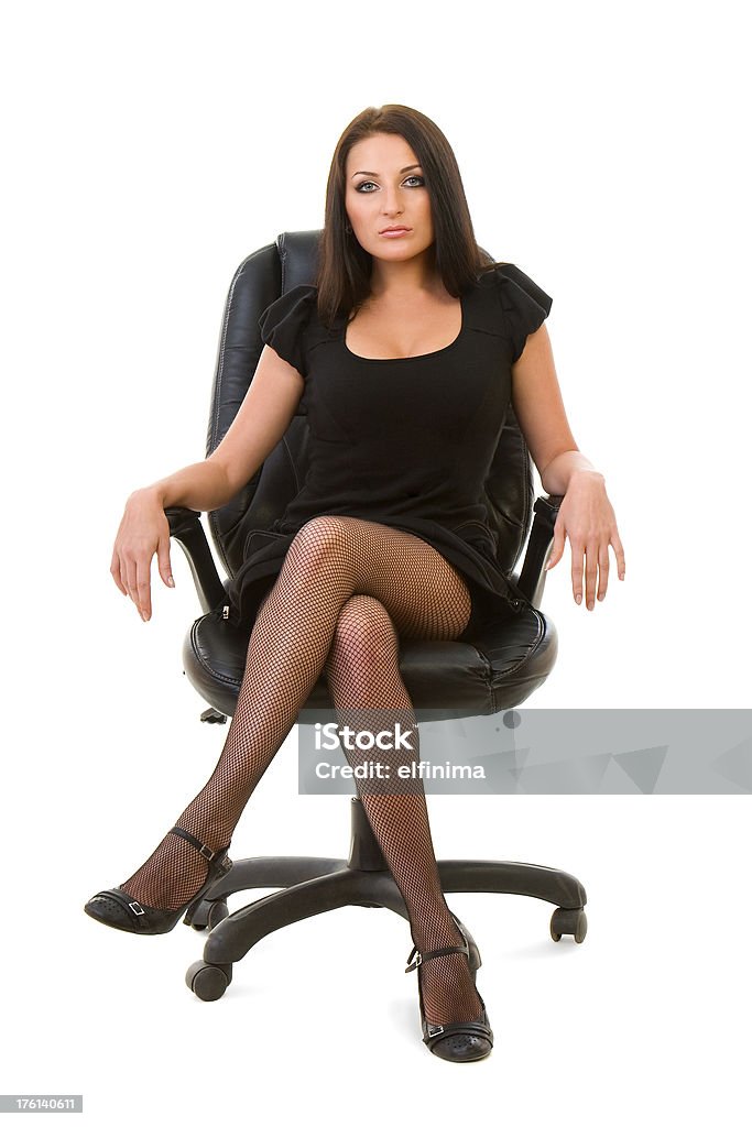 Joven mujer sentada en la silla de oficina - Foto de stock de Mujeres libre de derechos