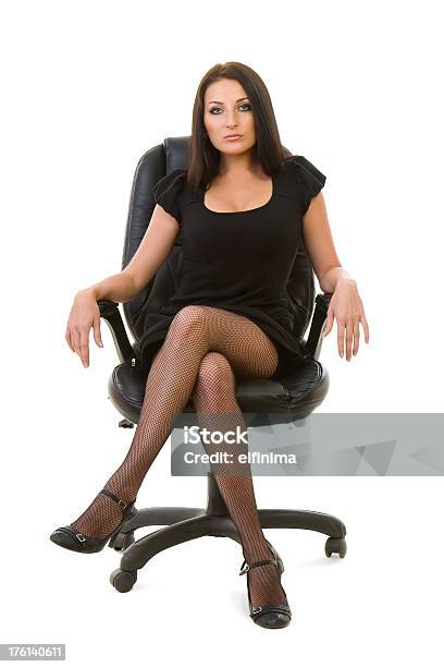 Joven Mujer Sentada En La Silla De Oficina Foto de stock y más banco de imágenes de Mujeres - Mujeres, Sentado, Blanco - Color