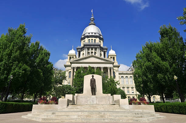 istock View of the Illinois State Capital building 176140918