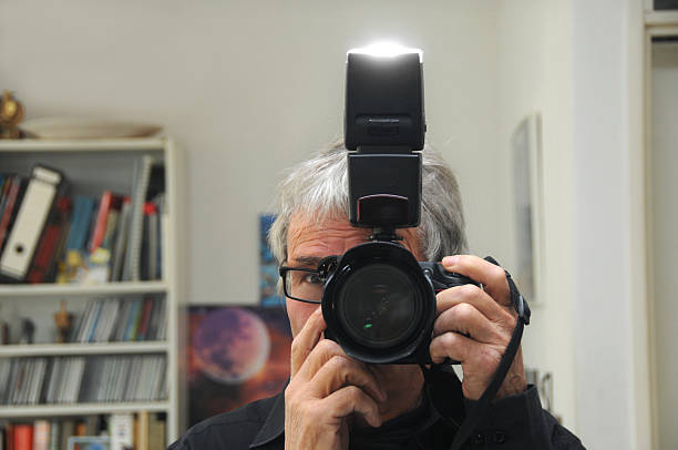 istock Man photographing himself with bounceflash 176141194