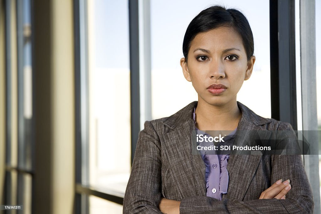 Confianza asiática empresaria con brazos cruzados - Foto de stock de 20 a 29 años libre de derechos
