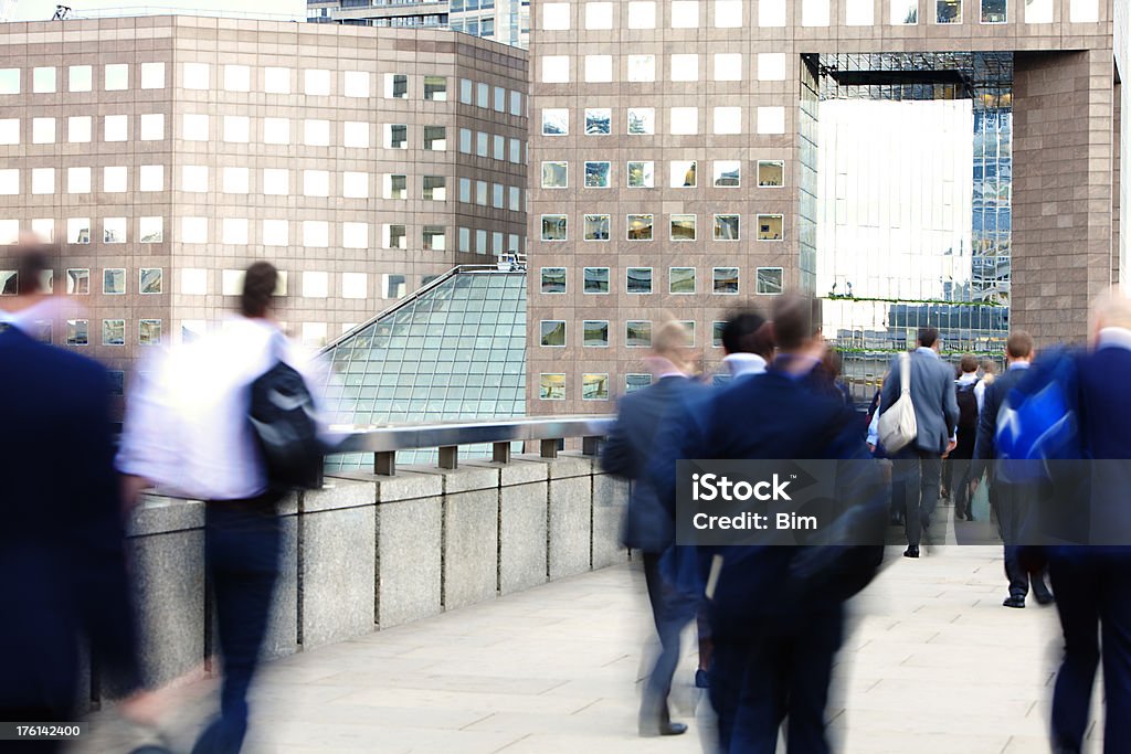 Деловых людей, идущих в работе, размытием объектов - Стоковые фото Архитектура роялти-фри