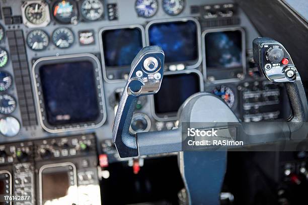 Cabina Di Pilotaggio - Fotografie stock e altre immagini di Aereo privato - Aereo privato, Aeroplano, Attrezzatura