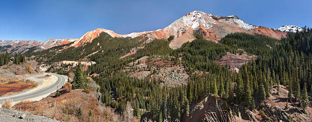 panorama da montanha vermelha - red mountains - fotografias e filmes do acervo