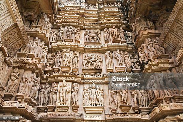 Las Estatuas Históricas En Khajuraho Erótico Foto de stock y más banco de imágenes de Adulto - Adulto, Amor - Sentimiento, Belleza