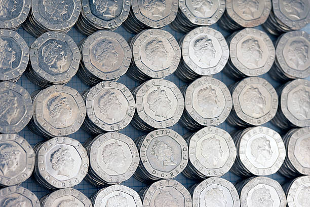 massed 영국 실버 동전 - twenty pence coin 뉴스 사진 이미지