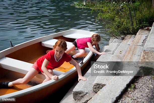 Mädchen In Einem Ruderboot Am See Stockfoto und mehr Bilder von 6-7 Jahre - 6-7 Jahre, 8-9 Jahre, Abenteuer