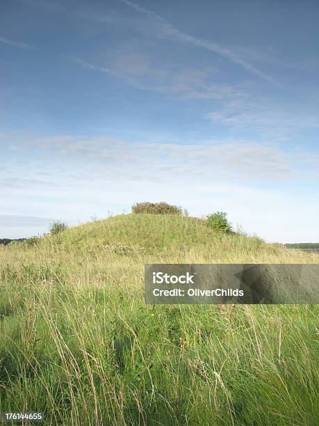 Antike Grabstätte Mound In Stonehenge Stockfoto und mehr Bilder von Bronzezeit - Bronzezeit, Haufen, Alt