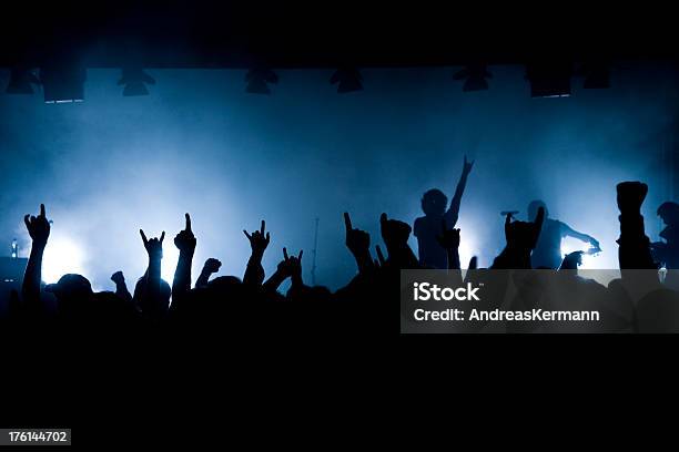 Concierto De Rock Foto de stock y más banco de imágenes de Acontecimiento - Acontecimiento, Aficionado, Alzar la mano