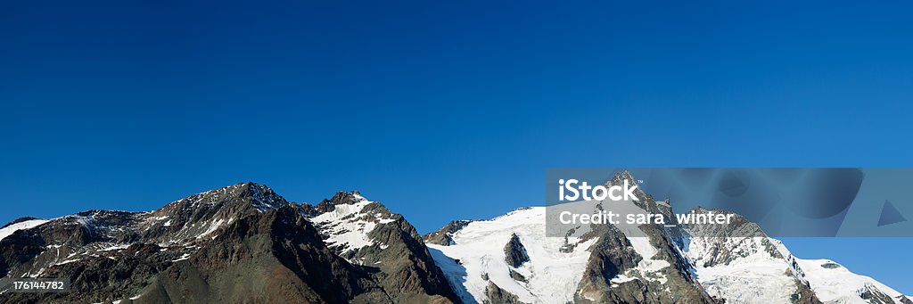 パノラマに広がる山の山頂で、晴れた日、グロスグロックナー,オーストリア - まぶしいのロイヤリティフリーストックフォト