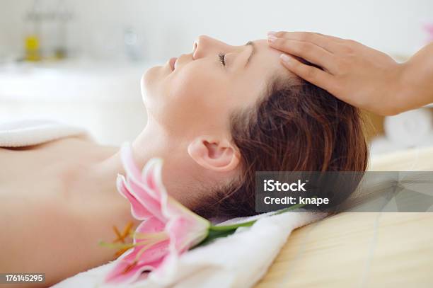 Mujer En El Spa En Una Mesa De Masajes Foto de stock y más banco de imágenes de 25-29 años - 25-29 años, 30-34 años, 30-39 años