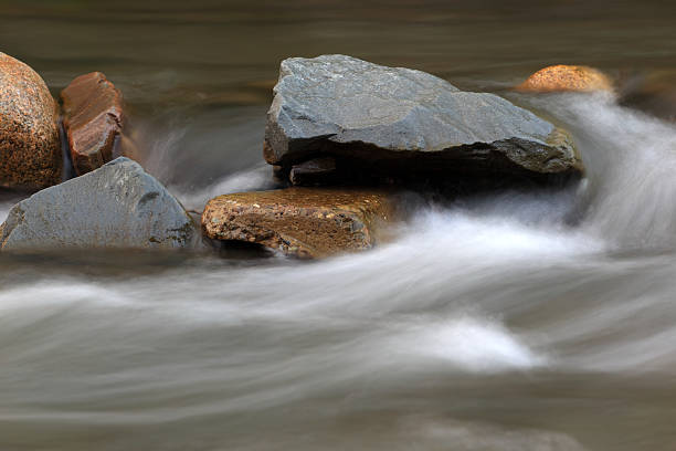pietre di fiume - white water atlanta foto e immagini stock
