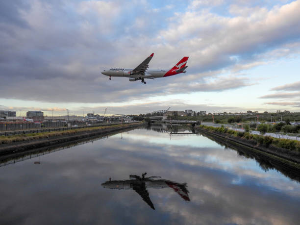 カンタス航空a330カナルランディング - airport airplane landing red ストックフォトと画像