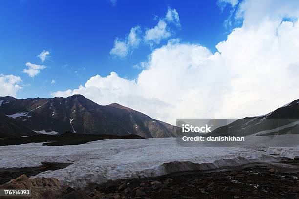 Photo libre de droit de Ratti Gali Col De Montagne En Été Et Au Printemps Le Cachemire 1 301 Mètres Carrés banque d'images et plus d'images libres de droit de Asie