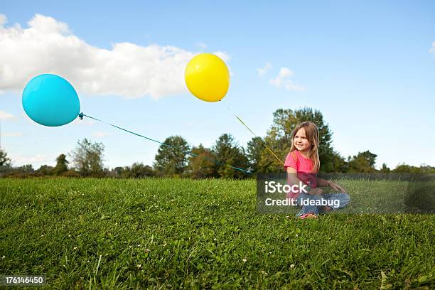 Bambina Con Palloncini E Seduto Nellerba - Fotografie stock e altre immagini di 4-5 anni - 4-5 anni, Allegro, Ambientazione esterna