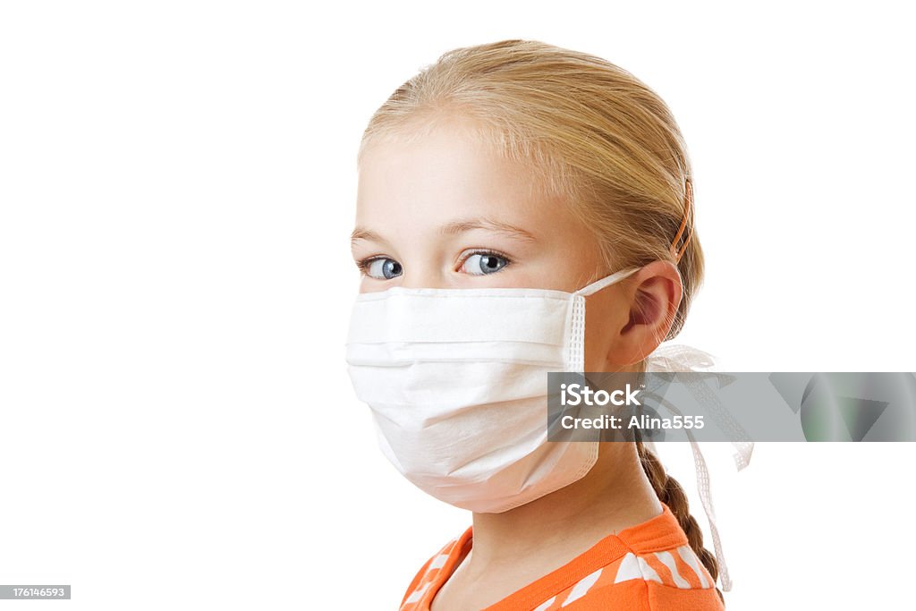 Linda rubia Chica poco en máscara para la gripe de protección - Foto de stock de 8-9 años libre de derechos