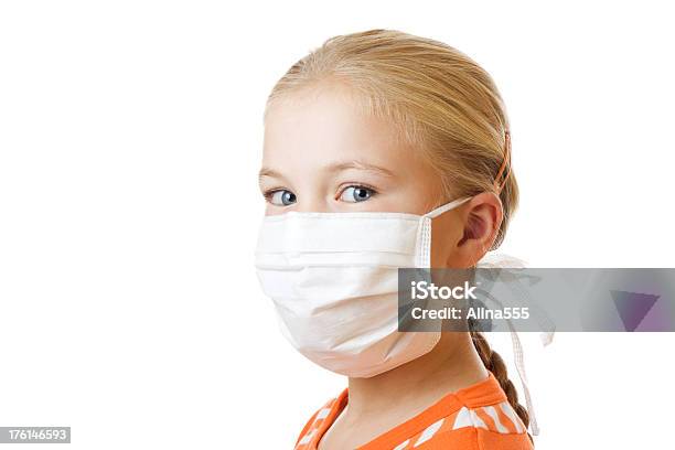 Pequena Menina De Loiro Da Face Máscara Para Protecção Contra A Gripe - Fotografias de stock e mais imagens de 8-9 Anos