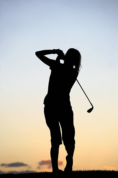 silhueta de mulher de golfe - golf action silhouette balance - fotografias e filmes do acervo