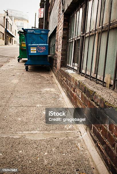 Os Contentores Em Um Beco Junto A Uma Parede De Tijolo E Windows - Fotografias de stock e mais imagens de Acabado