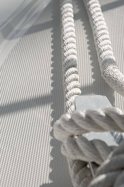 веревки и шипов - moored nautical vessel tied knot sailboat стоковые фото и изображения