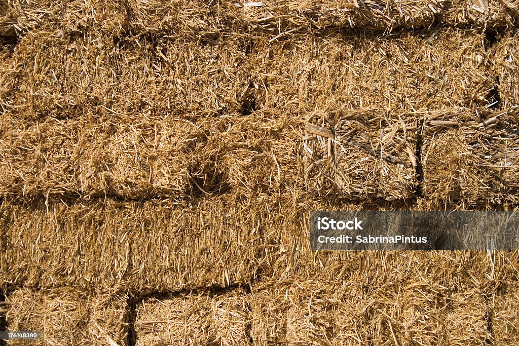 Pila di fieno bales come sfondo - Foto stock royalty-free di Fieno