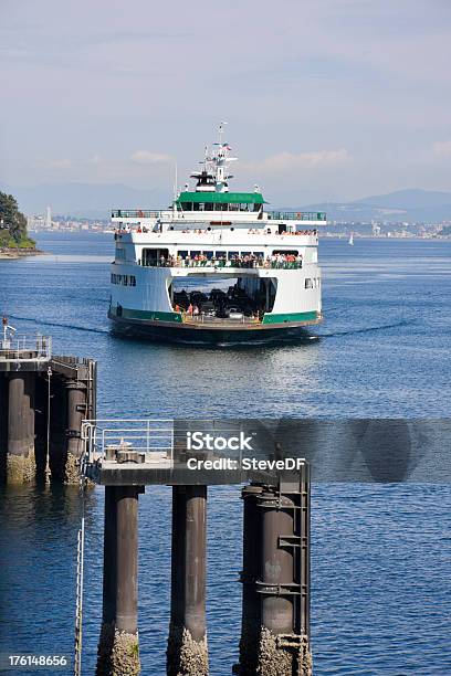 Beengt Auto Und Fähre Die Passagiere Stockfoto und mehr Bilder von Anlegestelle - Anlegestelle, Bootssteg, Bundesstaat Washington