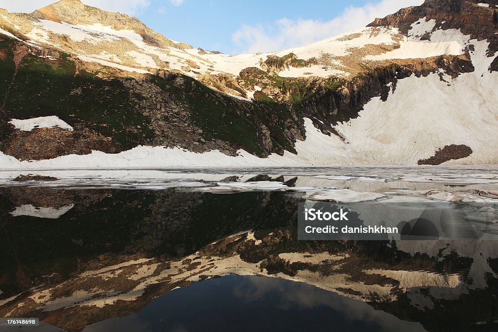 Mountain reflete em meio a Frozen Ratti Nar Lake, Himalaia - Foto de stock de Aventura royalty-free