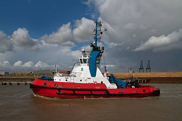 tug navio entrar porta no rio yare - great yarmouth england norfolk river imagens e fotografias de stock